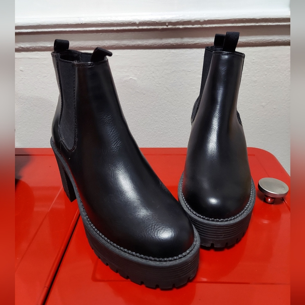 NASTY GAL Chelsea Chunky heel booties